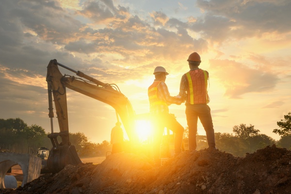 Handwerker arbeiten auf einer Baustelle